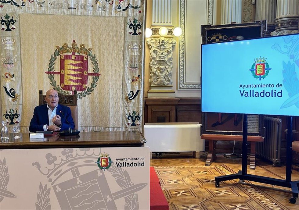 El alcalde de Valladolid, Jesús Julio Carnero, en rueda de prensa tras la Junta de Gobierno celebrada este lunes.