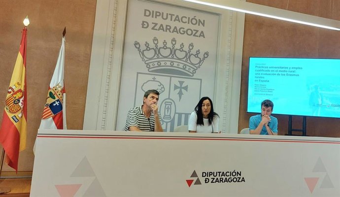 El director de la Cátedra DPZ de Despoblación y Creatividad de la Universidad de Zaragoza, Vicente Pinilla, la diputada provincial Cristina Palacín y uno de los autores del informe, Adrián Palacios-Mateo.