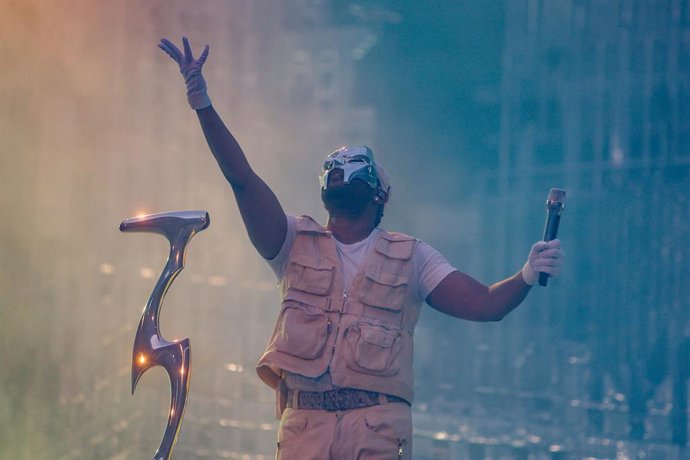 Archivo - El raper canadenc The Weeknd durant un concert a l'estadi Civitas Metropolitano a Madrid