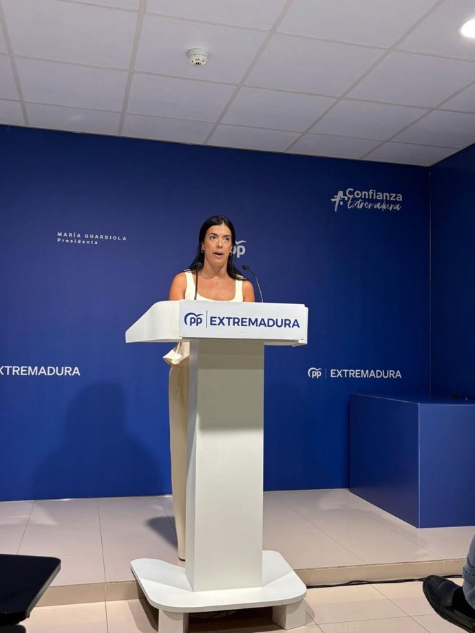 La portavoz adjunta del PP de Extremadura, Isabel Cortés, en rueda de prensa