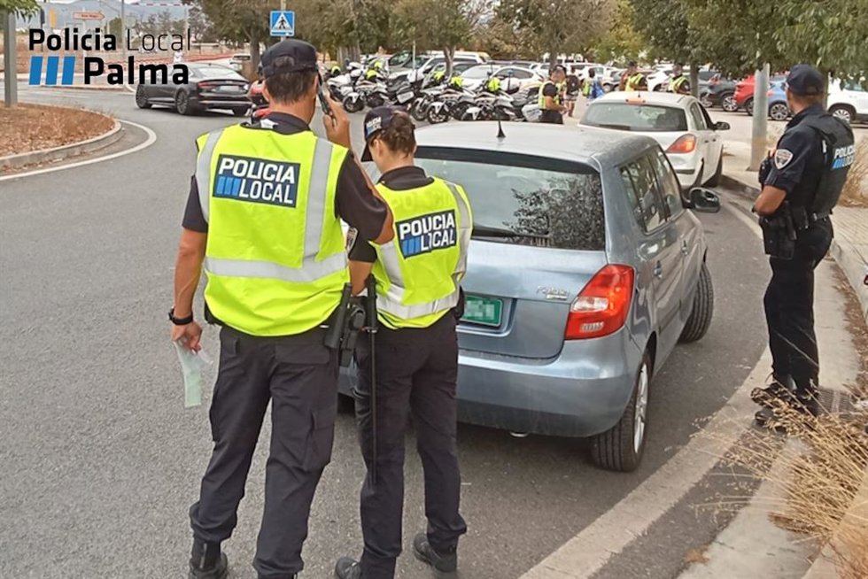 Sorprenden a un conductor circulando con las matrículas provisionales de otro coche.