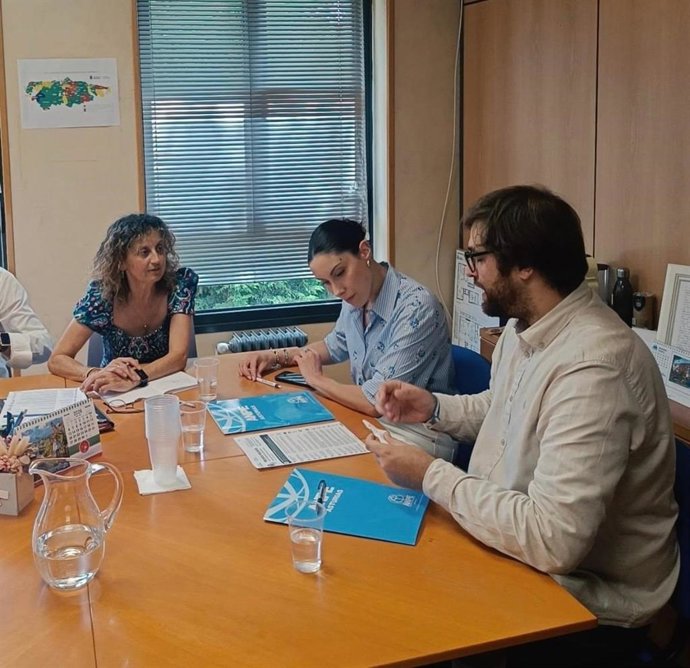 La consejera de Educación del Principado, Eva Ledo; la presidenta de ANPE Asturias, Mariela Fernández y el vicepresidente del sindicato, Rodrígo Sánchez.