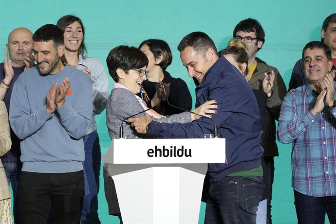 Archivo - El portavoz de EH Bildu Bizkaia, Iker Casanova,  y portavoz de la formación por Bilbao, María del Río