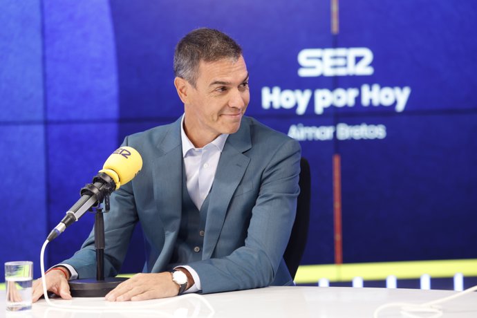El presidente del Gobierno, Pedro Sánchez, durante una entrevista para la cadena Ser de radio, a 31 de agosto de 2026, en Madrid (España).