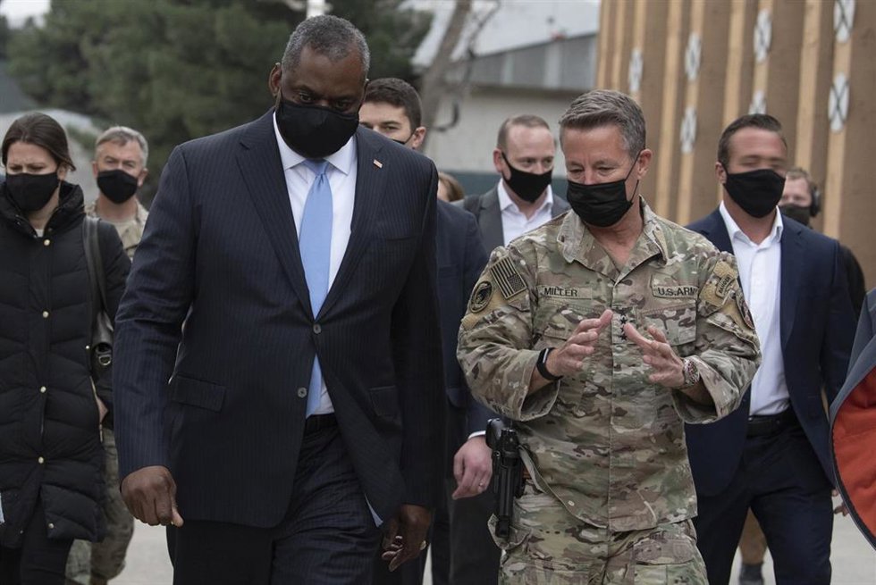 Archivo - El secretario de Defensa, Lloyd J. Austin III, camina junto al comandante de la Misión «Resolute Support» de la OTAN y de las Fuerzas de EE. UU. en Afganistán, el general del Ejército Scott Miller.  