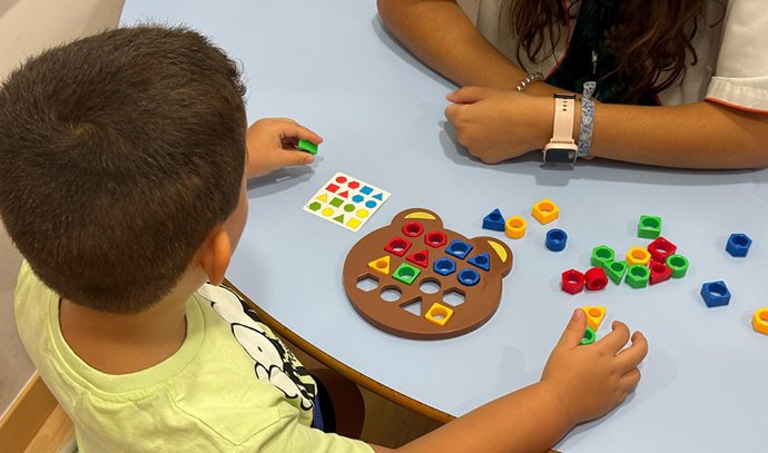 Archivo - Una PTIS atiende a un alumno con necesidades especiales.
