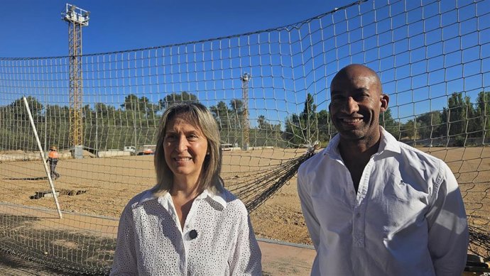 La alcaldesa de Guadalajara, Ana Guarinos, durante una visita a las obras junto al concejal de Deportes, Armengol Engonga.