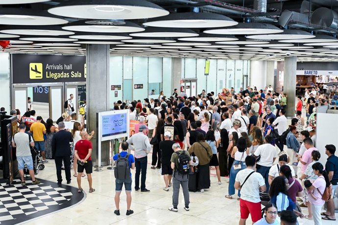 Vários viajantes na área de desembarque do Terminal 4, em 9 de agosto de 2026, em Madri (Espanha). O Boletim Oficial do Estado (BOE) publicou neste domingo a portaria do Ministério do Interior pela qual foi decidido restabelecer temporariamente os con