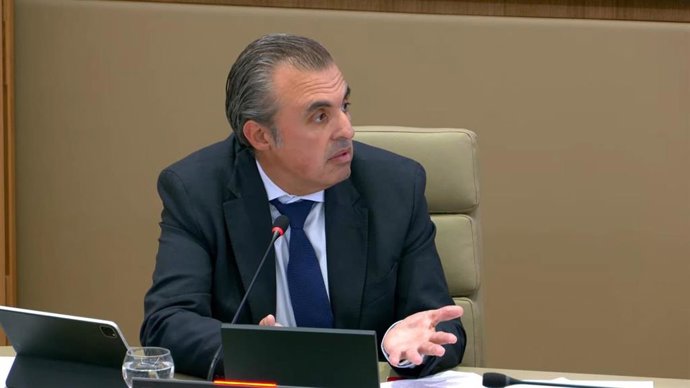 Archivo - El conseller de Educación y Universidades, Antoni Vera, durante su comparecencia en la Comisión de Educación y Universidades.