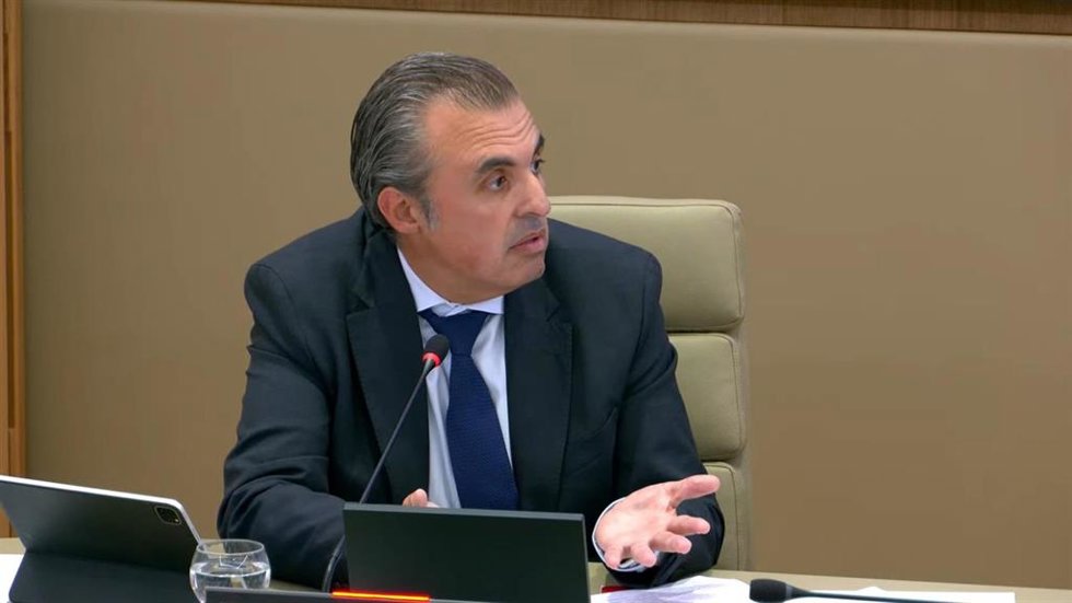 Archivo - El conseller de Educación y Universidades, Antoni Vera, durante su comparecencia en la Comisión de Educación y Universidades.
