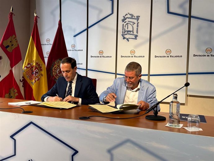 El presidente de la Diputación de Valladolid, Conrado Íscar, y el presidente de CEOE Valladolid, Carlos Magdaleno, en la firma de los seis convenios.