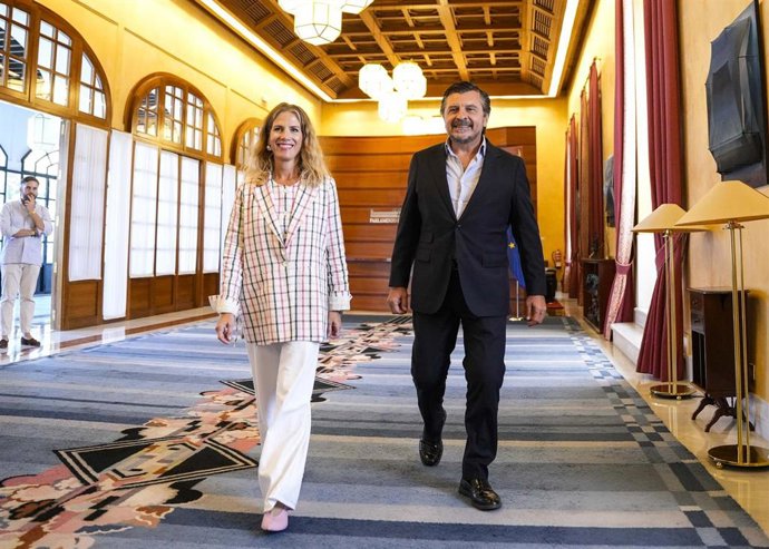 La presidenta del Parlamento andaluz, Ana Mestre, se reúne con el portavoz del Grupo Popular, Toni Martín.
