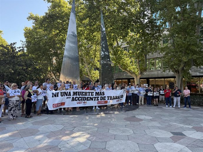 Los sindicatos CCOO y UGT Aragón se reúnen ante el Monumento a la Constitución en Zaragoza para denunciar la escalada de muertes por accidente laboral que asciende a 24 fallecidos en lo que va de año.