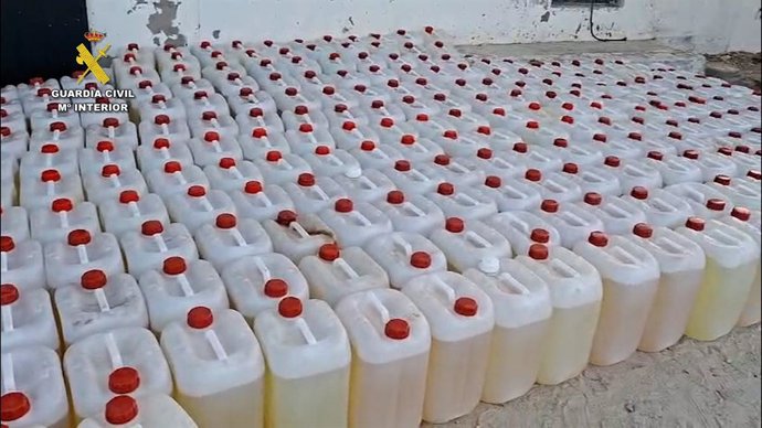 Galões de gasolina apreendidos pela Guarda Civil de Cádiz