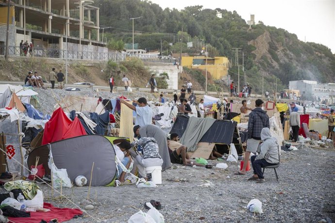 Decenas de personas viven y pernoctan en la playa del Trampolín, en Ceuta, donde permanecen aún cientos de inmigrantes en situación irregula han vuelto a construir chozas.