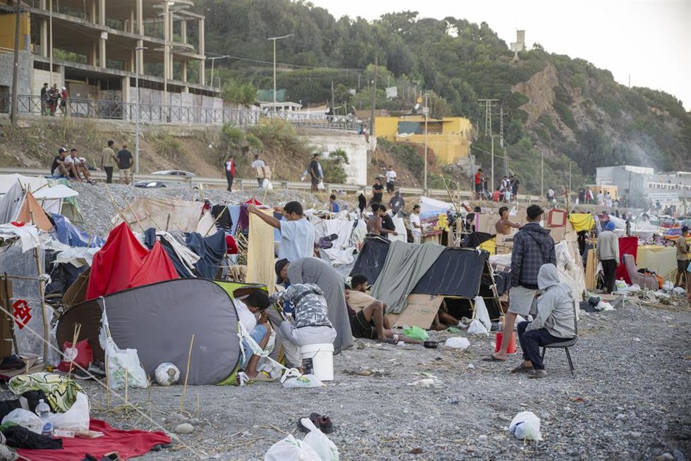 Decenas de personas viven y pernoctan en la playa del Trampolín, en Ceuta, donde permanecen aún cientos de inmigrantes en situación irregula han vuelto a construir chozas.