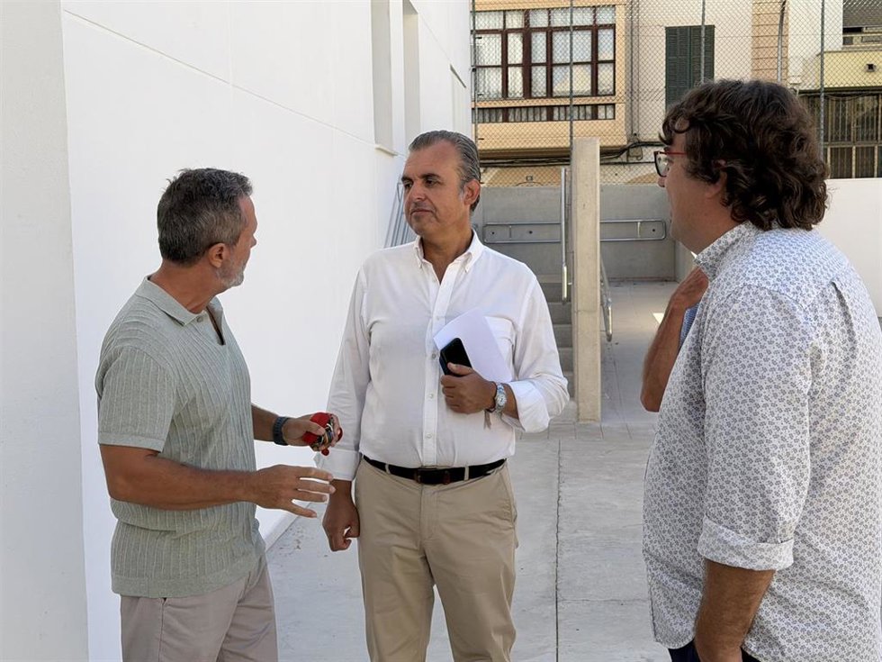 El conseller de Educación y Universidades, Antoni Vera, en la visita al IES Ses Estacions.