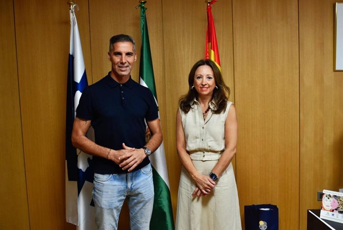 La delegada del Gobierno de la Junta de Andalucía en Málaga, Patricia Navarro, en una primera reunión institucional con el nuevo alcalde del municipio malagueño de Algarrobo, Sergio Cotilla