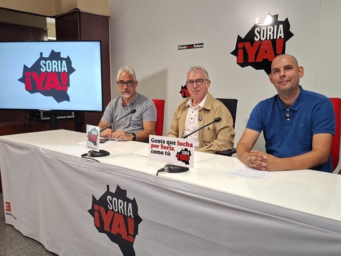 De izda a dcha, Carlos Vallejo, Ángel Ceña y Fernando del Amo analizan la falta de cobertura en Soria.