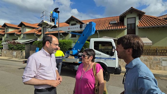 El concejal de Obras Públicas y Servicios Generales de Torrelavega, José Luis Urraca, visita el inicio de las obras de renovación del alumbrado público en Torres Arribas.