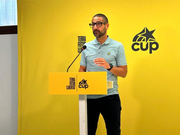 El secretario general de la CUP, Non Casadevall, en rueda de prensa en la sede del partido