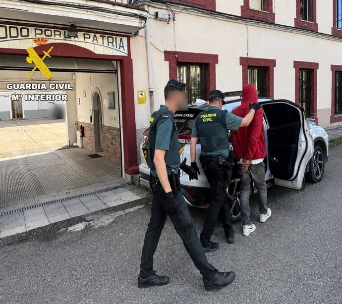 La Guardia Civil detiene a un varón de 22 años como presunto autor de un delito de lesiones durante las fiestas patronales de Sobrepeña (León).