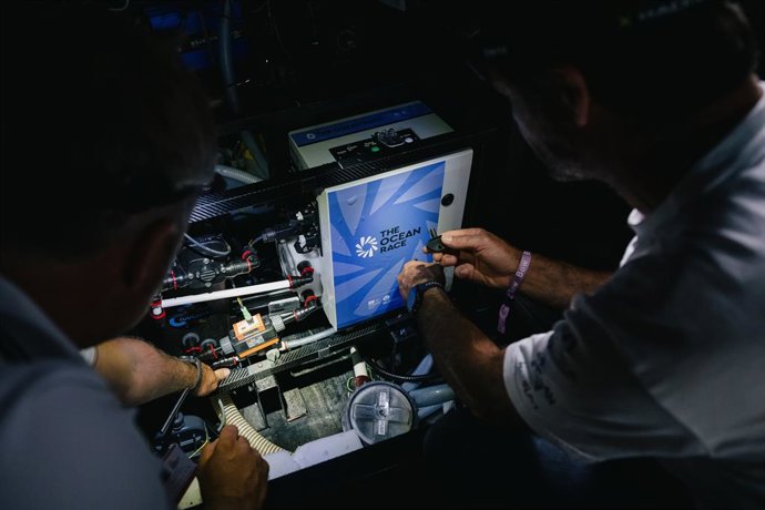 Archivo - Instalación de instrumentos científicos a bordo de un IMOCA durante The Ocean Race Europe 2025