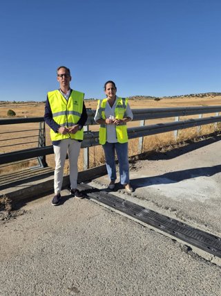 La delegada de Fomento y Movilidad, Carmen Granados, junto al alcalde de Pozoblanco, Santiago Cabello, visita las actuaciones en carreteras del municipio.