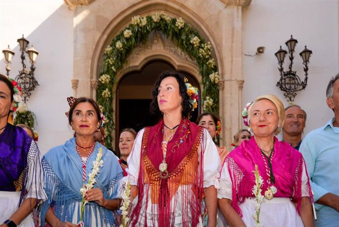 En el centro, la alcaldesa de Almería, María del Mar Vázquez, durante la ofrenda floral a la patrona de Almería, la Virgen del Mar. 