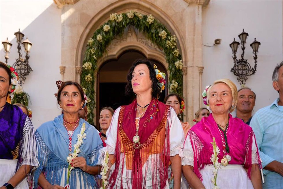 En el centro, la alcaldesa de Almería, María del Mar Vázquez, durante la ofrenda floral a la patrona de Almería, la Virgen del Mar. 