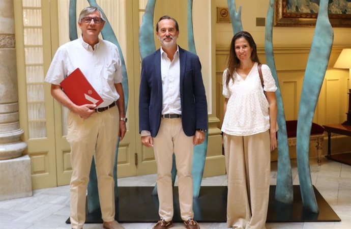 Le Senne recibe en el Parlament al presidente del Colegio de aparejadores y arquitectos técnicos.