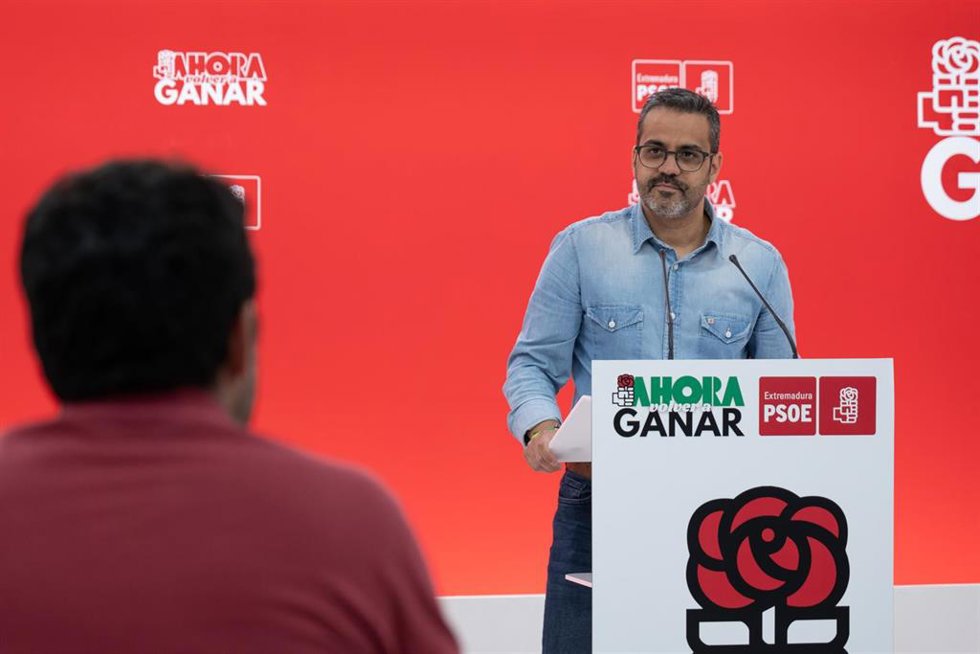 El portavoz del PSOE de Extremadura, Manuel José González Andrade, en rueda de prensa