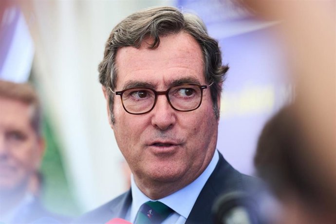 El presidente de la CEOE, Antonio Garamendi, realiza declaraciones alos medios de comunicación con motivo de su participación en el 40º Encuentro de Economía Digital y Telecomunicaciones de AMETIC