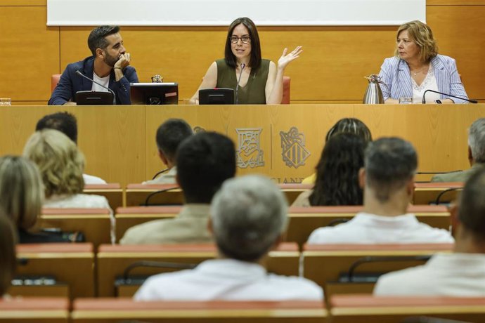 La ministra de Ciencia, Innovación y Universidades secretaria general del PSPV-PSOE, Diana Morant (c), durante una reunión con el grupo parlamentario socialista en Les Corts, a 31 de agosto de 2026