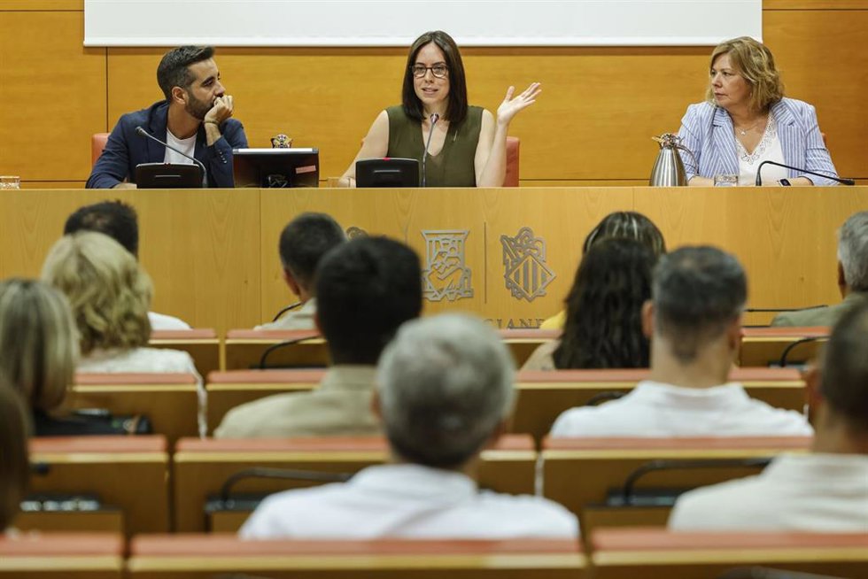 La ministra de Ciencia, Innovación y Universidades secretaria general del PSPV-PSOE, Diana Morant (c), durante una reunión con el grupo parlamentario socialista en Les Corts, a 31 de agosto de 2026
