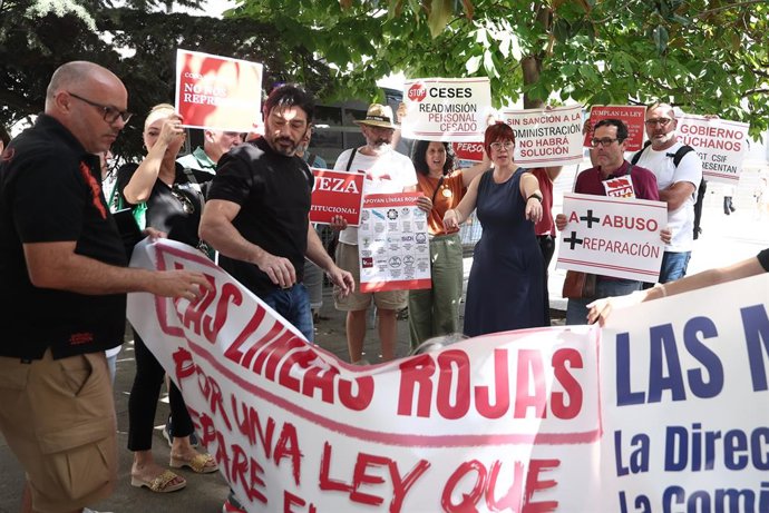 Archivo - Representantes de sindicatos y plataformas de trabajadores temporales se concentran frente al Congreso de los Diputados, a 23 de junio de 2026, en Madrid (España). El encuentro tiene lugar con motivo del registro de un documento de ‘Líneas Rojas