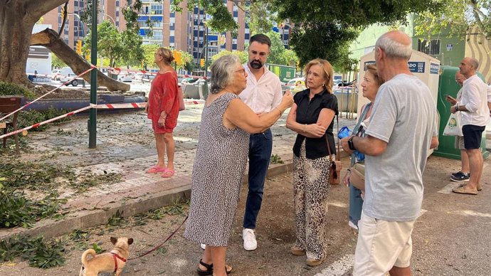 El portavoz municipal del PSOE, Daniel Pérez, junto con la concejala del PSOE Begoña Medina