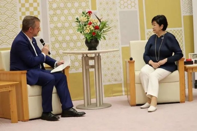 Andrew Parsons junto a Yuriko Koike, gobernadora de Tokio