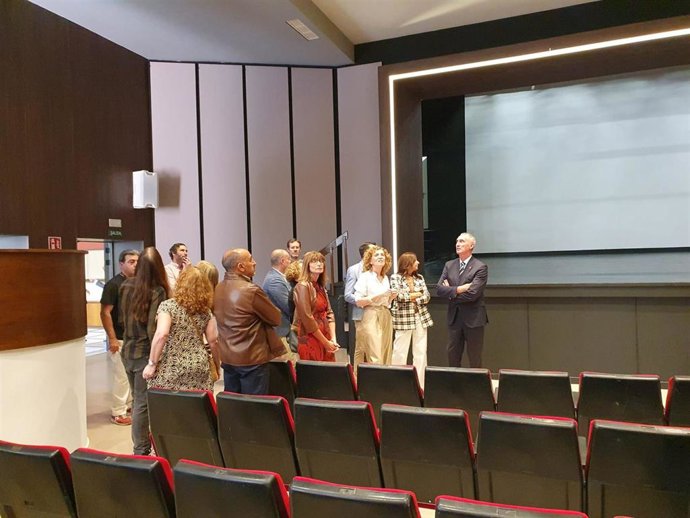 A consejera María Pardo visita el renovado salón de Actos del IES Andrés Laguna (centro, de blanco), con el alcalde Mazarías (a su dcha) y Técnicos de Educación en Segovia.
