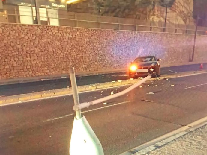 Imagen del siniestro con el vehículo implicado y la farola derribada