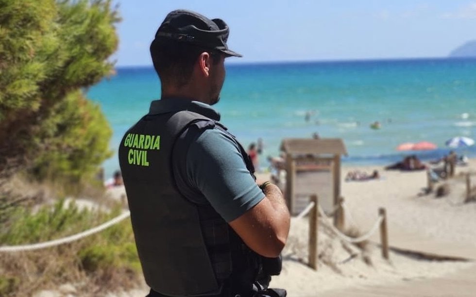 Un agente de la Benemérita en una playa.