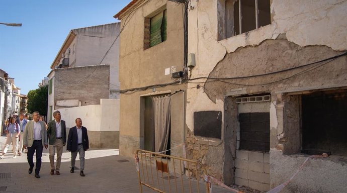 El delegado del Gobierno de España en Andalucía, Pedro Fernández, y el subdelegado del Gobierno en Granada, José Antonio Montilla, han visitado este lunes Cúllar Vega, junto al alcalde, Jorge Sánchez, para abordar la situación del municipio.