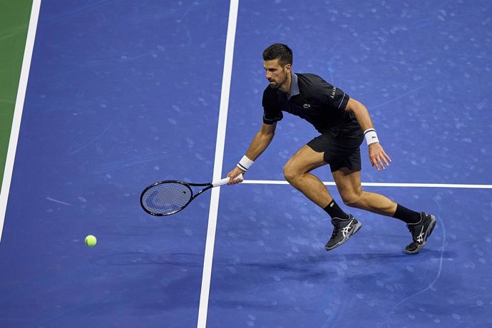 30 de agosto de 2026, Nova York, Nova York, Estados Unidos da América: Novak Djokovic, da Sérvia, devolve a bola com um forehand durante o US Open de 2026 – Campeonato de Tênis