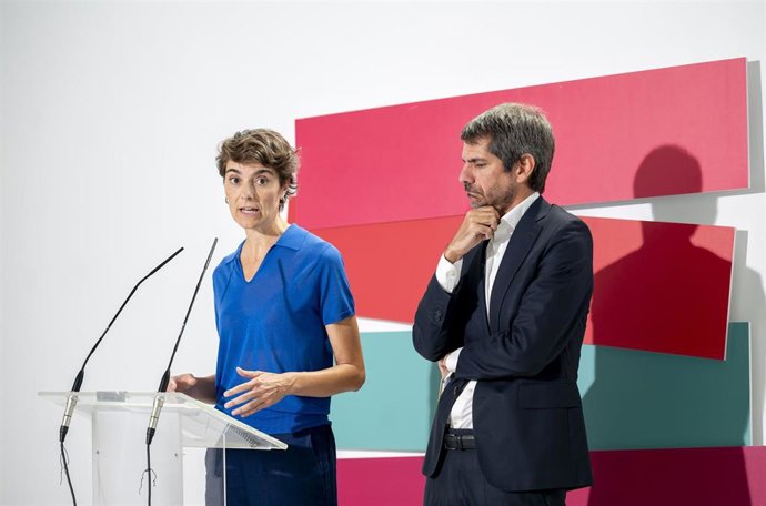 La cocoordinadora general de Movimiento Sumar y secretaria de Estado de Derechos Sociales, Rosa Martínez, y el ministro de Cultura y portavoz de Sumar, Ernest Urtasun, intervienen durante una comparecencia ante los medios de comunicación, a 31 de agosto d