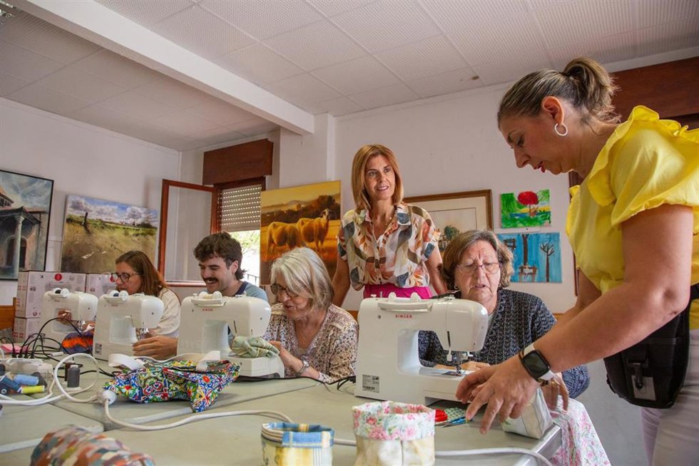 La diputada de Desarrollo Rural Sostenible, Magdalena Rodríguez, (centro, de pie) durante el taller de Marugán
