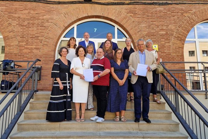 La consejera Maeztu junto a representantes sindicales y empresariales tras la firma del convenio hoy en el Departamento de Derechos Sociales.