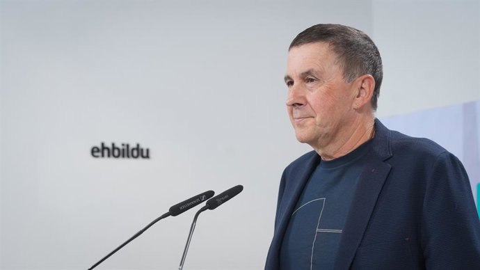Archivo - Arquivo - O secretário-geral do EH Bildu, Arnaldo Otegi, durante uma coletiva de imprensa na sede do partido, em 29 de agosto de 2025, em San Sebastián, Guipúzcoa, País Basco (Espanha). O EH Bildu reúne em San Sebastián a Mesa Política de Hegoal