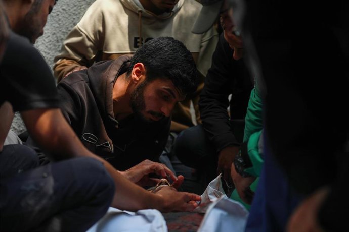 Archivo - Funeral de un paramédico palestino muerto en un bombardeo de Israel contra la Franja de Gaza en abril de 2026, pese al acuerdo de alto el fuego acordado en octubre de 2025 (archivo)
