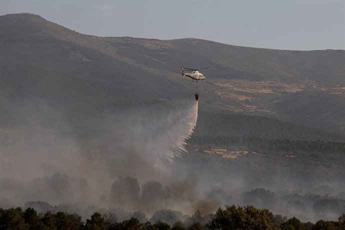 Un helicóptero bombardero trabaja en las tareas de extinción del incendio de Revenga, a 9 de agosto de 2026, en Segovia, Castilla y León (España). 