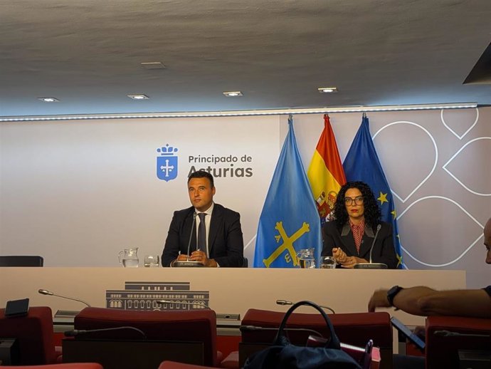 Guillermo Peláez, a la izquierda